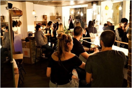Boutique de vêtements, restaurant, studio de radio, salle de concert... Scandle, à Paris, joue sur plusieurs tableaux.