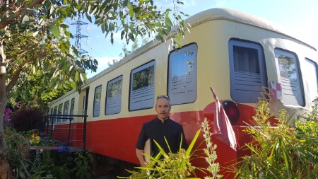 Michel Chouteau fait visiter l'ancien autorail devenu gîte insolite Michel Chouteau fait visiter l'ancien autorail devenu gîte insolite