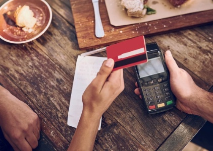 En pratique, tous les clients réglant par carte peuvent s'inscrire au programme de fidélité défini par le commerçant. En pratique, tous les clients réglant par carte peuvent s'inscrire au programme de fidélité défini par le commerçant.
