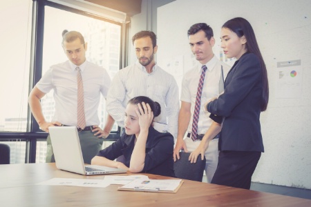 Prévoyez une procédure pour éviter que vos employés ne répondent de façon inappropriée. Prévoyez une procédure pour éviter que vos employés ne répondent de façon inappropriée.