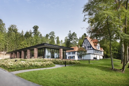 Villa Lalique a investi il y a cinq ans dans une maison dans le centre du village, à dix minutes à pied du restaurant. Villa Lalique a investi il y a cinq ans dans une maison dans le centre du village, à dix minutes à pied du restaurant.