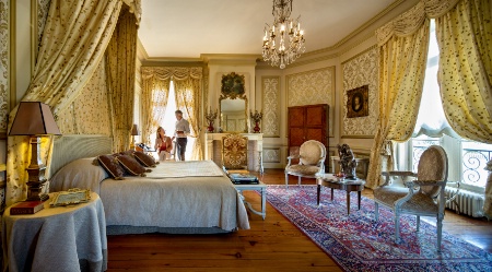 La suite Clos des Songes du château Pape Clément : une décoration onirique qui plait à la clientèle étrangère. La suite Clos des Songes du château Pape Clément : une décoration onirique qui plait à la clientèle étrangère.