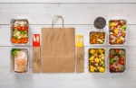 Combien coûte un repas pris à table par rapport à un repas à emporter ?