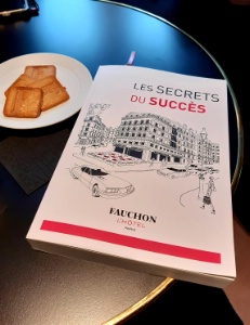 Le guide Les Secrets du succès, à disposition aussi sur une appli, vise à redonner une dynamique aux 77 salariés de l'hôtel Fauchon, à Paris.