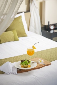 La carte du room service peut reprendre une sélection de plats proposés par l'un des restaurants et du bar de l'hôtel. La carte du room service peut reprendre une sélection de plats proposés par l'un des restaurants et du bar de l'hôtel.