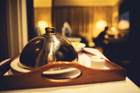 Le coût principal (prime cost) du room service est délicat à évaluer et dépend de la situation particulière de l'hôtel.