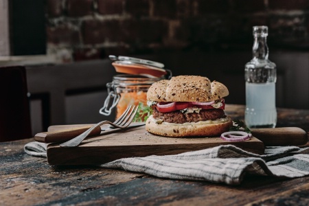 Le burger fait partie des incontournables d'une carte, même courte. Le burger fait partie des incontournables d'une carte, même courte.