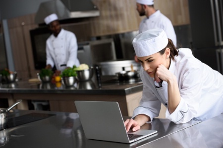 Il est nécessaire de rédiger des fiches techniques pour tous les plats qui seront proposés, faute de quoi il est impossible que l'employé puisse travailler en conformité avec les prévisions. Il est nécessaire de rédiger des fiches techniques pour tous les plats qui seront proposés, faute de quoi il est impossible que l'employé puisse travailler en conformité avec les prévisions.