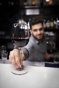 La tradition d'offrir des boissons est très répandue dans la restauration. La tradition d'offrir des boissons est très répandue dans la restauration.