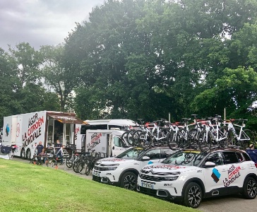 Les vélos et camions des cyclistes du Tour de France, sur le parking de l'hôtel Ar Milin' à Chateaubourg.
