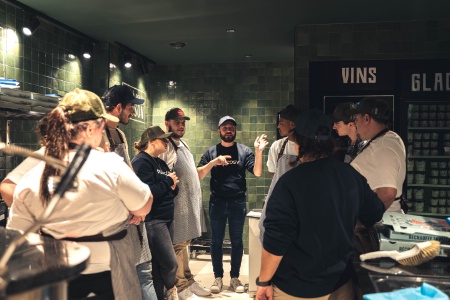 Dimitri Houpin à l'heure du brief de son équipe, dans l'un de ses restaurants Pizza Cosy.