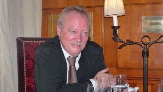 Pour le directeur du développement et de la stratégie d'Oseo, il existe de nombreux outils dont la profession peut légitimement bénéficier. Y compris sans doute à terme la restauration. Pour le directeur du développement et de la stratégie d'Oseo, il existe de nombreux outils dont la profession peut légitimement bénéficier. Y compris sans doute à terme la restauration.