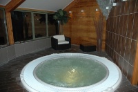 jacuzzi avec décor bois et ardoises.