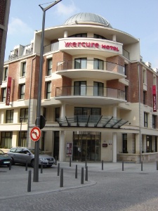 La façade du nouveau Mercure Cathédrale d'Amiens. La façade du nouveau Mercure Cathédrale d'Amiens.