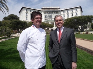 Le chef Didier Aniès et Michel Galopin, directeur général, dans le parc du ‘nouveau’ Grand-Hôtel du Cap.