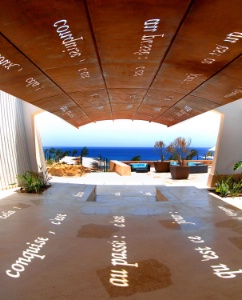 Au Méridien Dahab, Alain Jaouen a conçu le design unique de l’entrée de l’hôtel en s’appuyant sur les vers d'Omar Al-Khayaam gravés en négatif dans le bois de l'auvent Au Méridien Dahab, Alain Jaouen a conçu le design unique de l’entrée de l’hôtel en s’appuyant sur les vers d'Omar Al-Khayaam gravés en négatif dans le bois de l'auvent