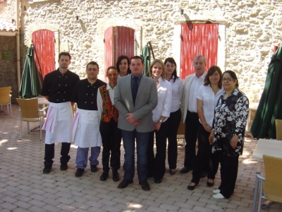 Autour de Ludovic Coste, l’équipe qui participe à la relance de l’auberge. Autour de Ludovic Coste, l’équipe qui participe à la relance de l’auberge.