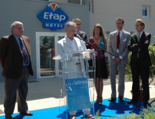 François Bernardini (maire d'Istres), Pierre Clerc (multi-franchisé), Frank Pruvost (DG F1 et Etap Hotel) et Jullien Mulliez (directeur franchise Accor).