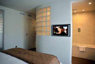 Très tendance, la salle de bains ouverte sur la chambre.