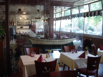 Salle de restaurant de l'Hôtel des Gens de Mer. Salle de restaurant de l'Hôtel des Gens de Mer.