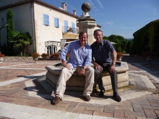 Mark Dixon, propriétaire, et Didier Fritz, directeur général, devant l'hôtel et la terrasse du Restaurant du Château de Berne.