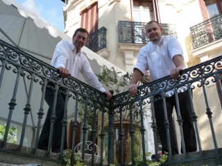 Robert Boudard, aux commandes de La Villa Morelia depuis 2001, et Laurent Lemal, le chef, sur la terrasse du restaurant.