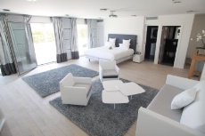 La suite XXL avec terrasse (950 à 2 100 € selon saison).