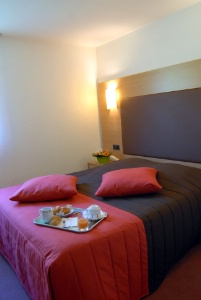 Une chambre de l'hôtel Solenca à Nogaro dans le Gers.