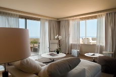 L'une des 16 suites de La Réserve (840 à 3.000 € selon la catégorie et la saison).