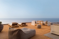 La terrasse d'une suite de la Réserve : grand écran sur la Méditerranée.
