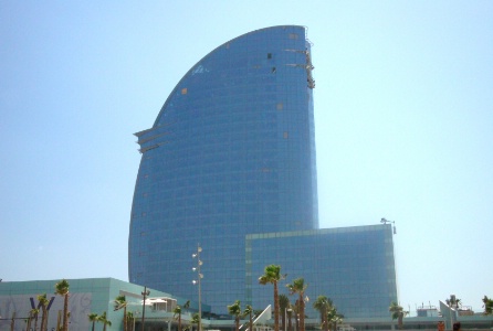 Une architecture spectaculaire conçue par Ricardo Bofill, au-dessus du port de Barcelone. Une architecture spectaculaire conçue par Ricardo Bofill, au-dessus du port de Barcelone.