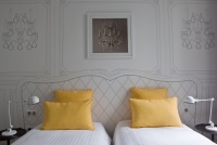 Une chambre jaune aux nombreux dessins muraux.