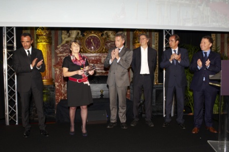 Jacqueline Roux, présidente de la Fédération des Logis, reçoit le Grand Prix du jury. Jacqueline Roux, présidente de la Fédération des Logis, reçoit le Grand Prix du jury.