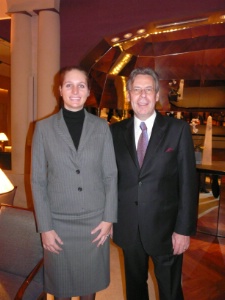 La lauréate du Hyatt Student prize 2008 Laure Brovelli et Michel Jauslin, vice-président Europe du groupe Hyatt. La lauréate du Hyatt Student prize 2008 Laure Brovelli et Michel Jauslin, vice-président Europe du groupe Hyatt.