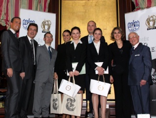 De g. à d. : Gautier Py (président de l’AICR Paris), Jean-Bernard Bros, maire-adjoint de Paris en charge du tourisme, Richard Burn (Sofitel Paris La Défense), Lisa Klunk (George V), Kate Davison (Renaissance Paris La Défense), François Lenne (Le Meurice), Laurie Anne Grangier (Hilton Arc de Triomphe), Sylvia Harrault (vice-présidente de l’AICR Paris) et Marcel Elbaz, président d’honneur de l’AICR et co-fondateur du trophée David Campbell.