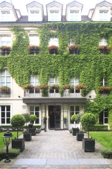L'entrée du Pavillon de la Reine.