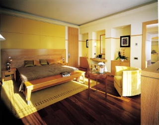 La Suite Penthouse: de 2 900 à 36 000 € (tarifs 2010).