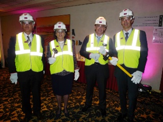 Serge Karlé (directeur général du Mercure Marseille Centre), Dominique Vlasto (présidente de l'office de tourisme), Maxime Tissot (directeur général de l'Office de tourisme) et Olivier Brissard (directeur des opérations) prêts à casser les murs.