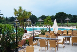 Terrasse au bord de la piscine, au cœur du golf. Terrasse au bord de la piscine, au cœur du golf.