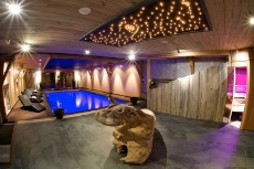 Piscine, spa, salle de sports : l'ancienne grange du château d'Orfeuilltte est méconnaissable. Piscine, spa, salle de sports : l'ancienne grange du château d'Orfeuilltte est méconnaissable.