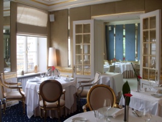 Le restaurant La Cristallerie a pour chef, le Français Alain Straub.