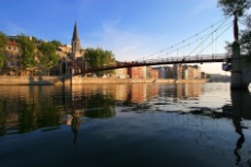 Les bords de Saône accueillent plusieurs établissements et résidences hôtelières.