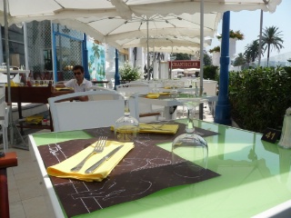 La nouvelle terrasse de la Rotonde, au mobilier design et frais, s’accorde bien avec le caractère de l’édifice.