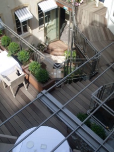 Construit à partir de différentes bâtisses, l'hôtel abrite de nombreuses terrasses.