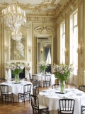 Le Grand salon reflète bien l’omniprésence de l’or, symbole du luxe extravagant qui règne en ces lieux.