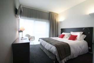 Une chambre de l'hôtel Kyriad Nantes (44).