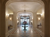 Dans le lobby, carrelage d’époque et lustres Empire à tête de cygne accueillent le visiteur ;