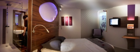 Panneau alvéolaire translucide, bois liquide, encre écologique : la chambre de Futuro-Matériaux n’a rien à envier, question design, aux plus audacieuses créations hôtelières actuelles. Panneau alvéolaire translucide, bois liquide, encre écologique : la chambre de Futuro-Matériaux n’a rien à envier, question design, aux plus audacieuses créations hôtelières actuelles.