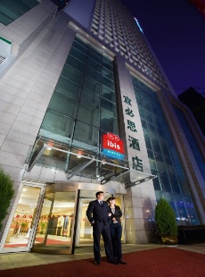 En Chine, explique Christian Karaoglanian, “nous nous développons en management dans le haut et le milieu de gamme et investissons plutôt sur le segment économique, en particulier ibis”, comme ici, avec l'ibis Shenyang The Centre.
