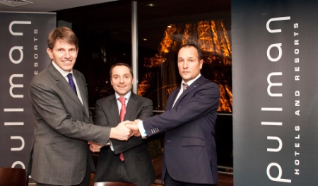Signature au Pullman Tour Eiffel. De gauche à droite : Denys Sappey, directeur Pullman France, Christophe Alaux, directeur Accor France et Jean-Marc Jestin, directeur général bureaux France pour Unibail-Rodamco. Signature au Pullman Tour Eiffel. De gauche à droite : Denys Sappey, directeur Pullman France, Christophe Alaux, directeur Accor France et Jean-Marc Jestin, directeur général bureaux France pour Unibail-Rodamco.